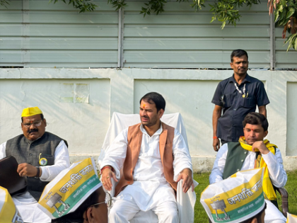 Tej Pratap meets Deputy CM Sinha; fuels speculation of new political equations ahead of Makar Sankranti feast | Tej Pratap meets Deputy CM Sinha; fuels speculation of new political equations ahead of Makar Sankranti feast Tej Pratap meets Deputy CM Sinha; fuels speculation of new political equations ahead of Makar Sankranti feast | Tej Pratap meets Deputy CM Sinha; fuels speculation of new political equations ahead of Makar Sankranti feast