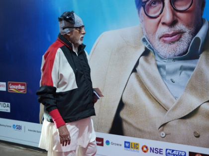 Big B is unable to contain his excitement as he shares billboards with Abhishek, Akshay & SRK | Big B is unable to contain his excitement as he shares billboards with Abhishek, Akshay & SRK Big B is unable to contain his excitement as he shares billboards with Abhishek, Akshay & SRK | Big B is unable to contain his excitement as he shares billboards with Abhishek, Akshay & SRK