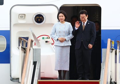South Korean Prez Lee departs for G20 summit; embarks on 4-nation swing to Middle East, Africa | South Korean Prez Lee departs for G20 summit; embarks on 4-nation swing to Middle East, Africa South Korean Prez Lee departs for G20 summit; embarks on 4-nation swing to Middle East, Africa | South Korean Prez Lee departs for G20 summit; embarks on 4-nation swing to Middle East, Africa