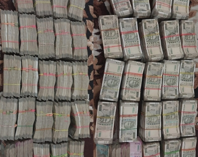 Bengal STF seizes Rs 5 crore cash from car in New Town, two arrested | Bengal STF seizes Rs 5 crore cash from car in New Town, two arrested Bengal STF seizes Rs 5 crore cash from car in New Town, two arrested | Bengal STF seizes Rs 5 crore cash from car in New Town, two arrested