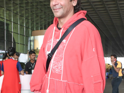 Sunil Grover, Harshdeep Kaur find a way to gossip through glass wall | Sunil Grover, Harshdeep Kaur find a way to gossip through glass wall Sunil Grover, Harshdeep Kaur find a way to gossip through glass wall | Sunil Grover, Harshdeep Kaur find a way to gossip through glass wall