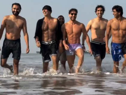 Akshay Kumar & Tiger Shroff flaunt picture perfect abs during their Juhu Beach edition of 'Ocean’s 9' | Akshay Kumar & Tiger Shroff flaunt picture perfect abs during their Juhu Beach edition of 'Ocean’s 9'