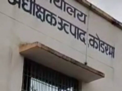 Excise team attacked in Jharkhand, mob frees two accused liquor dealers | Excise team attacked in Jharkhand, mob frees two accused liquor dealers Excise team attacked in Jharkhand, mob frees two accused liquor dealers | Excise team attacked in Jharkhand, mob frees two accused liquor dealers