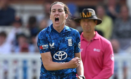 Em Arlott signs first WBBL contract with Sydney Thunder | Em Arlott signs first WBBL contract with Sydney Thunder