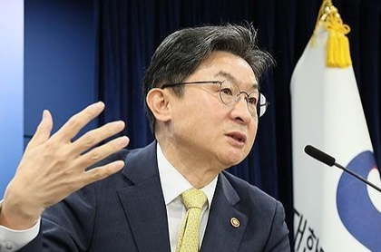 Financial regulator in S. Korea calls on credit card firms to better protect customer data | Financial regulator in S. Korea calls on credit card firms to better protect customer data Financial regulator in S. Korea calls on credit card firms to better protect customer data | Financial regulator in S. Korea calls on credit card firms to better protect customer data