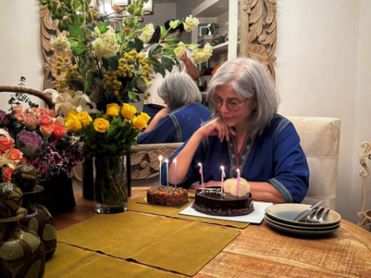 Zeenat Aman celebrates her 74th birthday amidst friends, cake & some dancing | Zeenat Aman celebrates her 74th birthday amidst friends, cake & some dancing