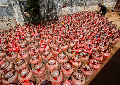 Number of poor families getting cheap LPG under Ujjwala scheme rises to 10.6 crore | Number of poor families getting cheap LPG under Ujjwala scheme rises to 10.6 crore