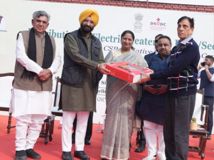 Air pollution: Delhi CM launches drive to distribute 10,000 heaters to RWA watchmen | Air pollution: Delhi CM launches drive to distribute 10,000 heaters to RWA watchmen