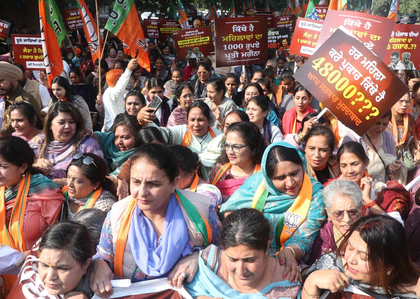 Punjab: BJP women activists march towards Kejriwal's home demanding Rs 45,000 arrears, detained | Punjab: BJP women activists march towards Kejriwal's home demanding Rs 45,000 arrears, detained