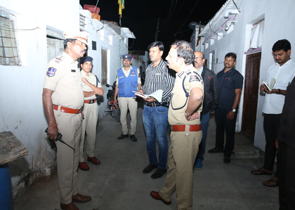 Hyderabad Police Commissioner’s midnight knock on homes of history-sheeters | Hyderabad Police Commissioner’s midnight knock on homes of history-sheeters