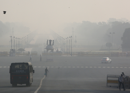 Fog, smog grip Delhi as air quality remains in ‘very poor’ category | Fog, smog grip Delhi as air quality remains in ‘very poor’ category