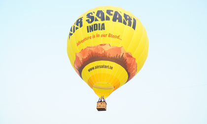 Delhi L-G witnesses DDA's hot air balloon trial on Yamuna bank | Delhi L-G witnesses DDA's hot air balloon trial on Yamuna bank