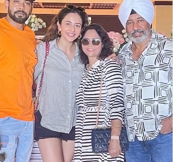 Rakul Preet Singh wishes happy anniversary to the people who showed her 'what love truly looks like' | Rakul Preet Singh wishes happy anniversary to the people who showed her 'what love truly looks like'