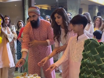 Shilpa Shetty is filled with gratitude as she brings home Sai Baba’s sacred Kafni and Paduka Sai | Shilpa Shetty is filled with gratitude as she brings home Sai Baba’s sacred Kafni and Paduka Sai Shilpa Shetty is filled with gratitude as she brings home Sai Baba’s sacred Kafni and Paduka Sai | Shilpa Shetty is filled with gratitude as she brings home Sai Baba’s sacred Kafni and Paduka Sai