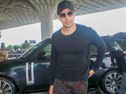 Sidharth Malhotra arrives at late Dharmendra's prayer meet in Mumbai | Sidharth Malhotra arrives at late Dharmendra's prayer meet in Mumbai Sidharth Malhotra arrives at late Dharmendra's prayer meet in Mumbai | Sidharth Malhotra arrives at late Dharmendra's prayer meet in Mumbai