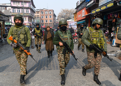 J&K Police & CRPF carry out searches in Srinagar's Lal Chowk | J&K Police & CRPF carry out searches in Srinagar's Lal Chowk