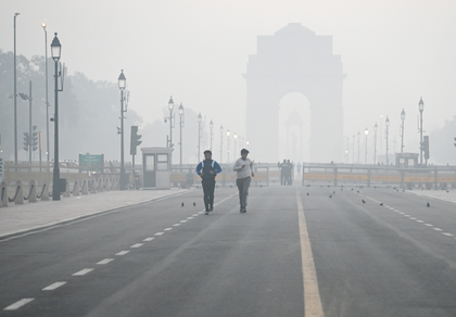 Delhi wrapped in smog as AQI hits 333; IMD issues cold wave alert for today | Delhi wrapped in smog as AQI hits 333; IMD issues cold wave alert for today