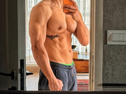 Kunal Kemmu says 'Never Doubt your potential' as he flaunts his chiseled abs in a mirror selfie