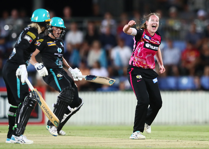 Australia pacer Lauren Cheatle extends contract with Sydney Sixers for two more seasons | Australia pacer Lauren Cheatle extends contract with Sydney Sixers for two more seasons