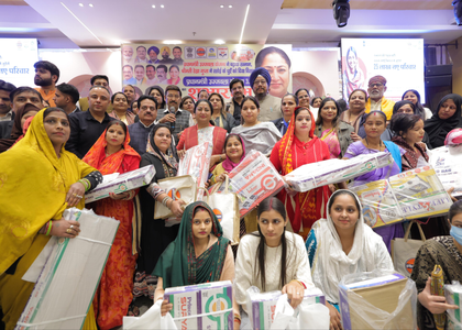 Delhi CM Rekha Gupta distributes free Ujjwala cooking gas cylinders | Delhi CM Rekha Gupta distributes free Ujjwala cooking gas cylinders Delhi CM Rekha Gupta distributes free Ujjwala cooking gas cylinders | Delhi CM Rekha Gupta distributes free Ujjwala cooking gas cylinders