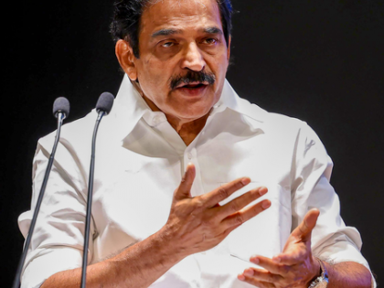 K'taka Cong infighting: Pro-Shivakumar slogans erupt as KC Venugopal lands in Mangaluru | K'taka Cong infighting: Pro-Shivakumar slogans erupt as KC Venugopal lands in Mangaluru