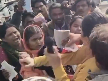 41 years of Bhopal Gas tragedy: Clash erupts during candle march near Union Carbide plant | 41 years of Bhopal Gas tragedy: Clash erupts during candle march near Union Carbide plant 41 years of Bhopal Gas tragedy: Clash erupts during candle march near Union Carbide plant | 41 years of Bhopal Gas tragedy: Clash erupts during candle march near Union Carbide plant