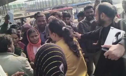 Officer attacks woman amid chaos at fertiliser distribution centre in MP; Collector seeks explanation | Officer attacks woman amid chaos at fertiliser distribution centre in MP; Collector seeks explanation