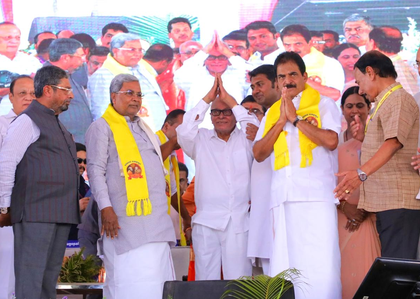 Karnataka leadership tussle: Shivakumar leaves for Delhi, Siddaramaiah holds luncheon with Venugopal | Karnataka leadership tussle: Shivakumar leaves for Delhi, Siddaramaiah holds luncheon with Venugopal