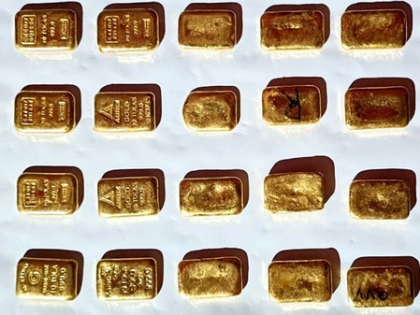 BSF nabs B'deshi smuggler, seizes gold valued at over Rs 3-cr along Indo-Bangla border | BSF nabs B'deshi smuggler, seizes gold valued at over Rs 3-cr along Indo-Bangla border
