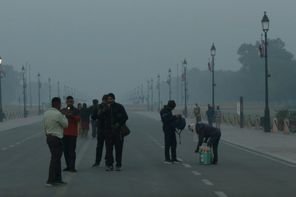 Delhi's air quality sees slight improvement with AQI at 300 | Delhi's air quality sees slight improvement with AQI at 300