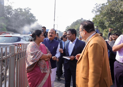 Delhi CM launches pole-mounted mist spray system at ITO for pollution control | Delhi CM launches pole-mounted mist spray system at ITO for pollution control
