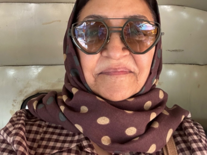 Deepti Naval heads for lunch at a 5-star hotel in an auto rickshaw | Deepti Naval heads for lunch at a 5-star hotel in an auto rickshaw