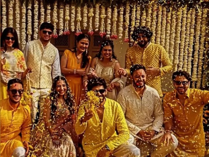 Kartik Aaryan's sister dances to his hit song while walking towards wedding mandap under 'phoolon ki chaadar' | Kartik Aaryan's sister dances to his hit song while walking towards wedding mandap under 'phoolon ki chaadar' Kartik Aaryan's sister dances to his hit song while walking towards wedding mandap under 'phoolon ki chaadar' | Kartik Aaryan's sister dances to his hit song while walking towards wedding mandap under 'phoolon ki chaadar'