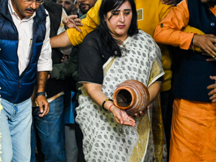 BJP MP Bansuri Swaraj immerses father Swaraj Kaushal’s ashes in Ganga; condolence meet on Dec 7 | BJP MP Bansuri Swaraj immerses father Swaraj Kaushal’s ashes in Ganga; condolence meet on Dec 7