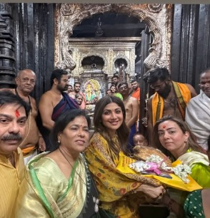 Shilpa Shetty feels 'blessed' after visiting the holy shrine of Goddess Lakshmi in Kolhapur | Shilpa Shetty feels 'blessed' after visiting the holy shrine of Goddess Lakshmi in Kolhapur Shilpa Shetty feels 'blessed' after visiting the holy shrine of Goddess Lakshmi in Kolhapur | Shilpa Shetty feels 'blessed' after visiting the holy shrine of Goddess Lakshmi in Kolhapur
