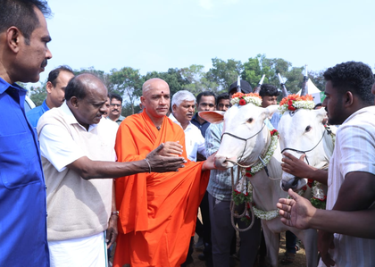 Kumaraswamy apologises to Vokkaliga seer for remarks on pontiffs Kumaraswamy apologises to Vokkaliga seer for remarks on pontiffs
