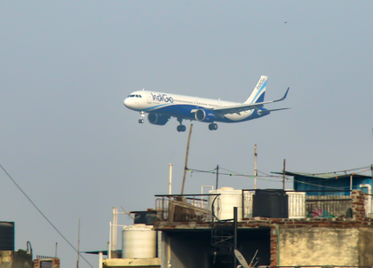 Delhi airport, airlines issue advisories as dense fog disrupts visibility | Delhi airport, airlines issue advisories as dense fog disrupts visibility Delhi airport, airlines issue advisories as dense fog disrupts visibility | Delhi airport, airlines issue advisories as dense fog disrupts visibility