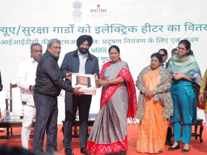 Delhi CM gives electric heaters to watchmen, suggests avoiding 'outdoor bonfires' | Delhi CM gives electric heaters to watchmen, suggests avoiding 'outdoor bonfires'