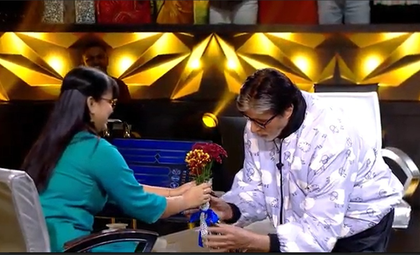 KBC: Amitabh Bachchan gives flowers to contestant Sheetal, leaves her blushing | KBC: Amitabh Bachchan gives flowers to contestant Sheetal, leaves her blushing