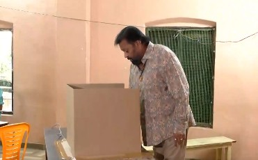 Kerala local body elections: Polling underway in 7 districts; Union Minister Suresh Gopi votes | Kerala local body elections: Polling underway in 7 districts; Union Minister Suresh Gopi votes Kerala local body elections: Polling underway in 7 districts; Union Minister Suresh Gopi votes | Kerala local body elections: Polling underway in 7 districts; Union Minister Suresh Gopi votes