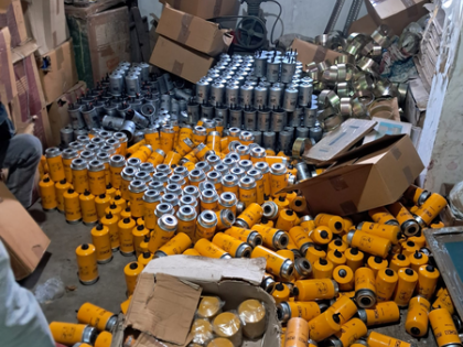 Delhi Crime Branch busts factory producing counterfeit oil filters of top auto brands | Delhi Crime Branch busts factory producing counterfeit oil filters of top auto brands Delhi Crime Branch busts factory producing counterfeit oil filters of top auto brands | Delhi Crime Branch busts factory producing counterfeit oil filters of top auto brands