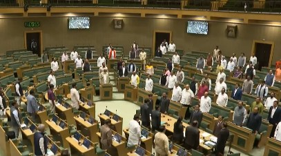 Maha Assembly adjourns for 10 minutes over 'threat' to BJP legislator | Maha Assembly adjourns for 10 minutes over 'threat' to BJP legislator Maha Assembly adjourns for 10 minutes over 'threat' to BJP legislator | Maha Assembly adjourns for 10 minutes over 'threat' to BJP legislator