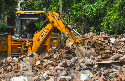 Bihar: Officer flees as tension escalates in Kishanganj after bulldozer action | Bihar: Officer flees as tension escalates in Kishanganj after bulldozer action Bihar: Officer flees as tension escalates in Kishanganj after bulldozer action | Bihar: Officer flees as tension escalates in Kishanganj after bulldozer action