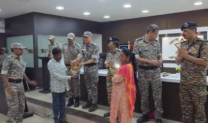 11 Maoists with combined bounty of Rs 82 lakh surrender in Maharashtra's Gadchiroli | 11 Maoists with combined bounty of Rs 82 lakh surrender in Maharashtra's Gadchiroli 11 Maoists with combined bounty of Rs 82 lakh surrender in Maharashtra's Gadchiroli | 11 Maoists with combined bounty of Rs 82 lakh surrender in Maharashtra's Gadchiroli