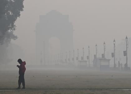 Heavy smog engulfs Delhi-NCR as air quality slips to 'very poor' category | Heavy smog engulfs Delhi-NCR as air quality slips to 'very poor' category Heavy smog engulfs Delhi-NCR as air quality slips to 'very poor' category | Heavy smog engulfs Delhi-NCR as air quality slips to 'very poor' category