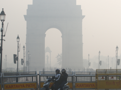 Delhi chokes under ‘very poor’ air as AQI slips; dense fog disrupts flights | Delhi chokes under ‘very poor’ air as AQI slips; dense fog disrupts flights Delhi chokes under ‘very poor’ air as AQI slips; dense fog disrupts flights | Delhi chokes under ‘very poor’ air as AQI slips; dense fog disrupts flights