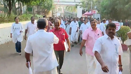 Early trends in Kerala local body polls throw up mixed picture, BJP gets off to promising start | Early trends in Kerala local body polls throw up mixed picture, BJP gets off to promising start Early trends in Kerala local body polls throw up mixed picture, BJP gets off to promising start | Early trends in Kerala local body polls throw up mixed picture, BJP gets off to promising start