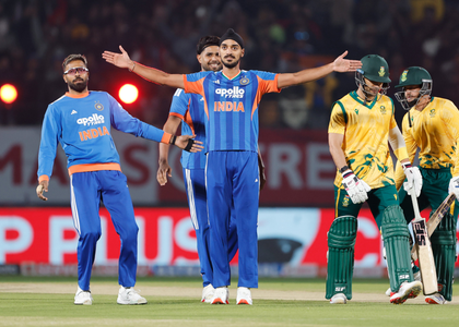 3rd T20I: Varun, Arshdeep star as India skittle South Africa for 117 in chilly conditions | 3rd T20I: Varun, Arshdeep star as India skittle South Africa for 117 in chilly conditions 3rd T20I: Varun, Arshdeep star as India skittle South Africa for 117 in chilly conditions | 3rd T20I: Varun, Arshdeep star as India skittle South Africa for 117 in chilly conditions