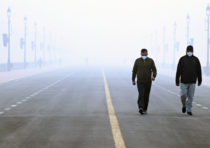 Delhi chokes under hazardous smog as air quality worsens; visibility low | Delhi chokes under hazardous smog as air quality worsens; visibility low Delhi chokes under hazardous smog as air quality worsens; visibility low | Delhi chokes under hazardous smog as air quality worsens; visibility low