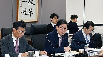 S. Korean authorities warn of bold, preemptive steps against volatile markets | S. Korean authorities warn of bold, preemptive steps against volatile markets S. Korean authorities warn of bold, preemptive steps against volatile markets | S. Korean authorities warn of bold, preemptive steps against volatile markets